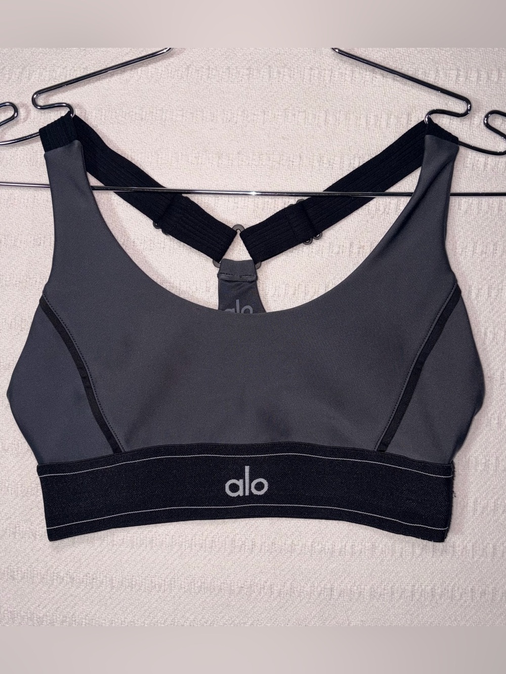 Alo Yoga Womens Airlift Suit Up Bra Size XS Anthracite/Black Workout Athleisure